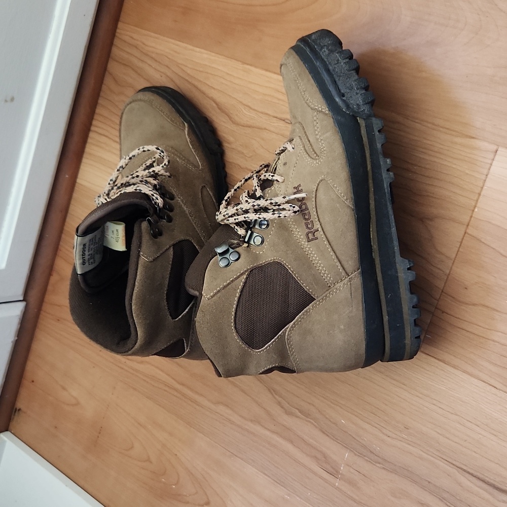 Reebok womens 7.5 outdoor boot